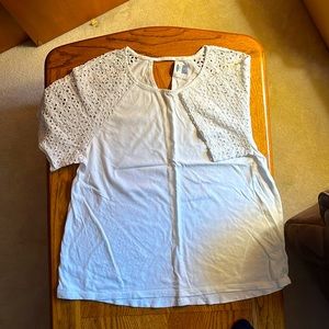 Old navy short sleeve white tee with sleeve detail Medium